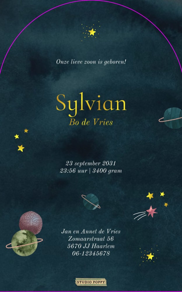 Geboortekaartje in boogvorm met astronauten en planeten. De vallende sterren en sterrenstelsel maken de illustratie in het heelal compleet. Een stoer en illustratief geboortekaartje met een beetje avontuur!