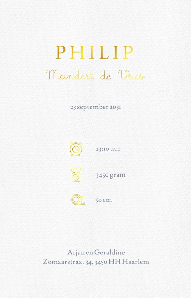 Geboortekaartje klassieke tekeningen van Winnie the Pooh. Winnie zweeft met een blauwe ballon door de lucht en wordt lastig gevallen door bijen. Hij vliegt hoger en hoger tussen de bomen. 