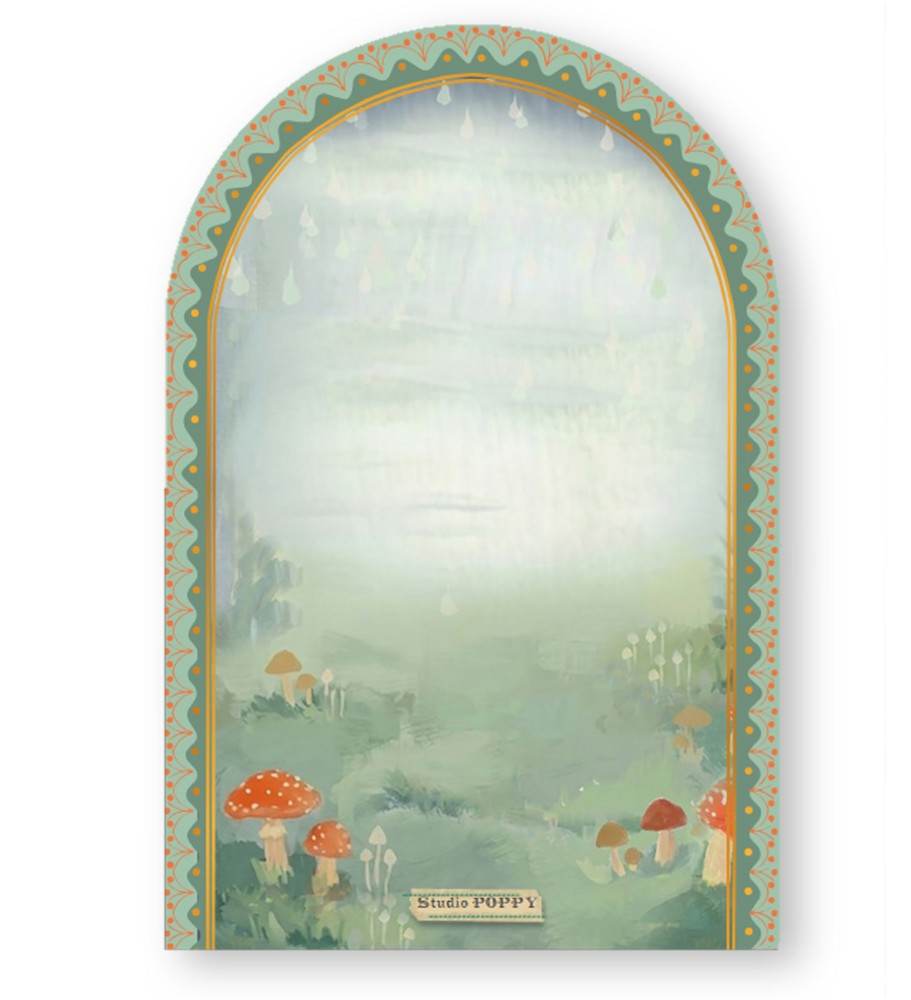 Een heel origineel geboortekaartje in bijzondere vorm en handgeschilderde illustratie van paddenstoel met slapend beertje in wieg.