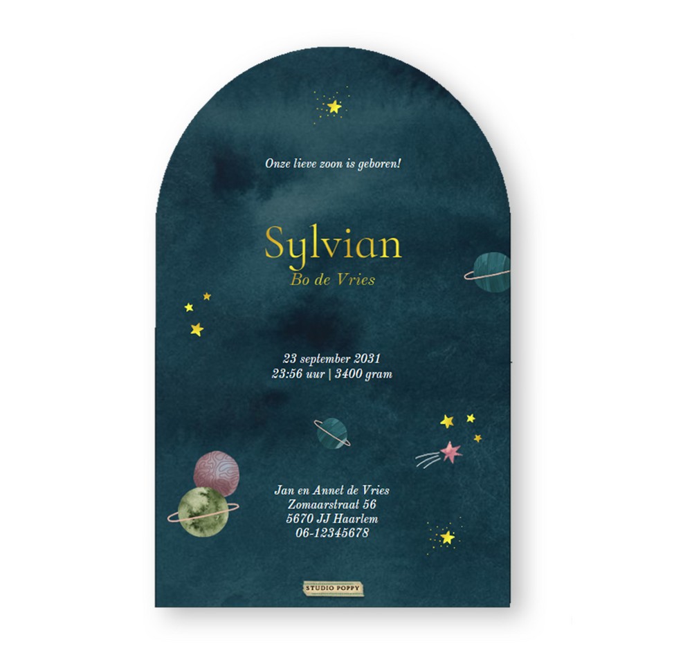 Geboortekaartje in boogvorm met astronauten en planeten. De vallende sterren en sterrenstelsel maken de illustratie in het heelal compleet. Een stoer en illustratief geboortekaartje met een beetje avontuur!
