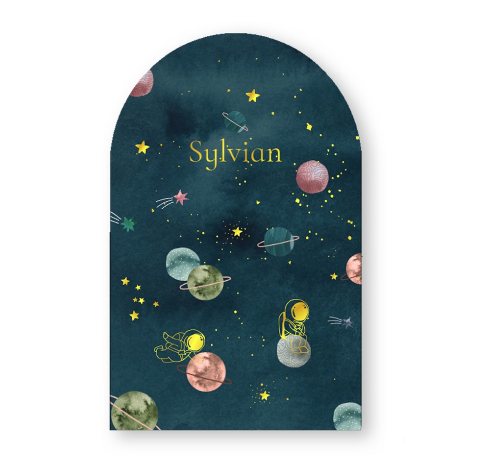 Geboortekaartje in boogvorm met astronauten en planeten. De vallende sterren en sterrenstelsel maken de illustratie in het heelal compleet. Een stoer en illustratief geboortekaartje met een beetje avontuur!