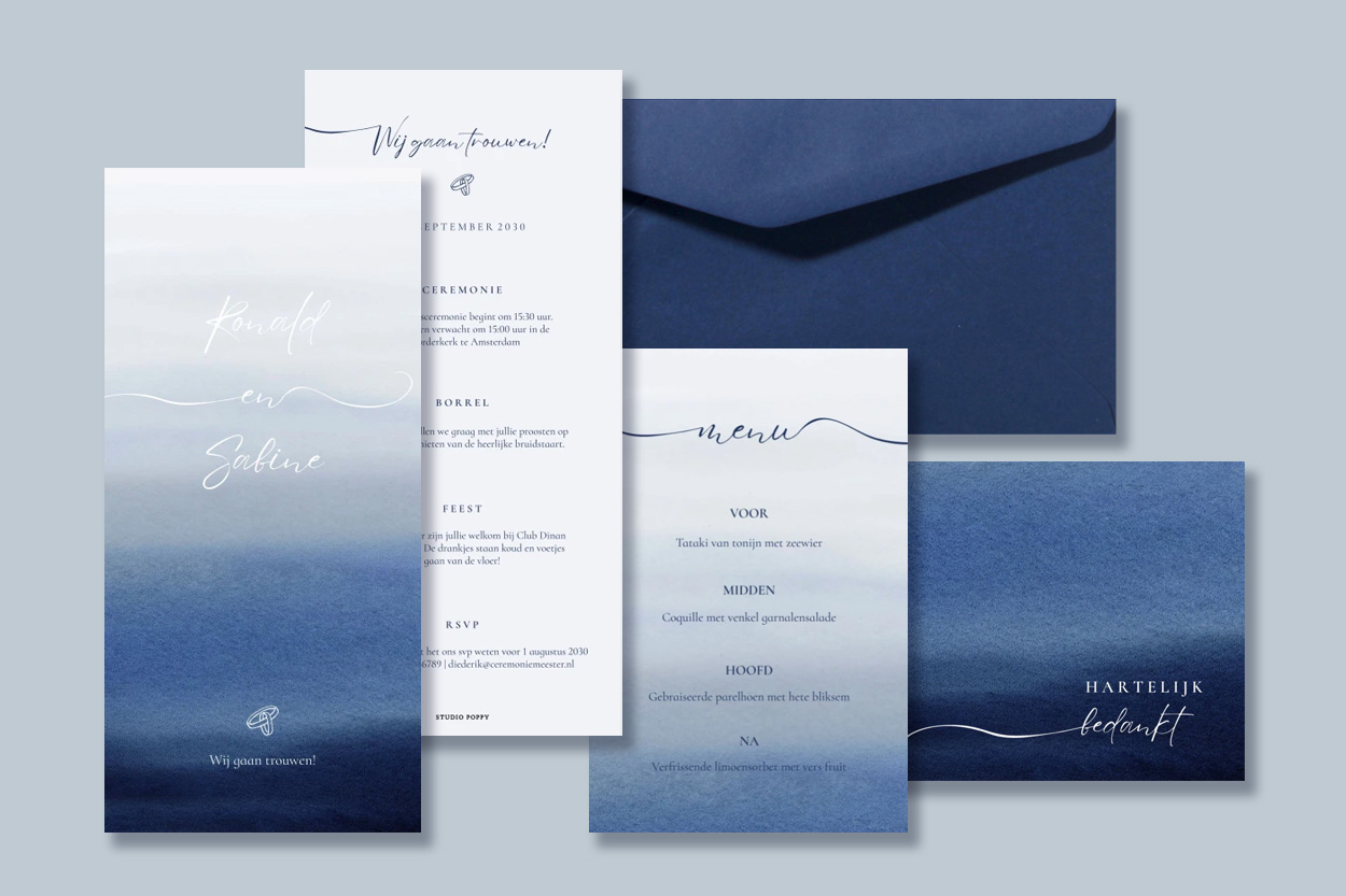 Huisstijl voor bruiloft, een trouwkaart, save the date en menukaart in blauwe waterverf. Ombre effect, prachtige sereen en minimalistisch. De typografie van de trouwkaart maakt deze bruiloft huisstijl extra bijzonder.